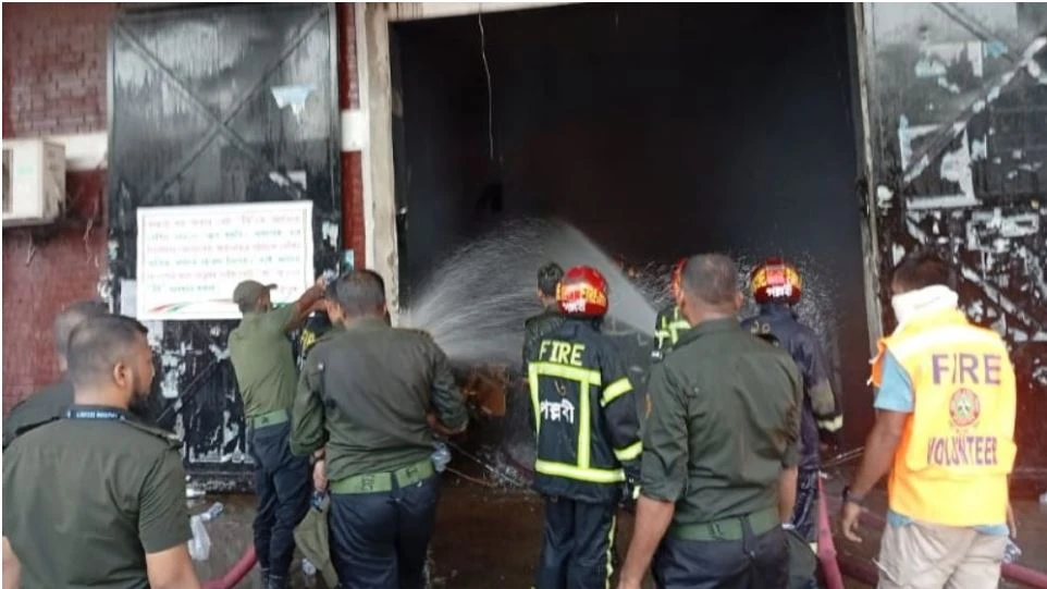 আগুন নেভাতে গিয়ে ২৫ আনসার সদস্য আহত